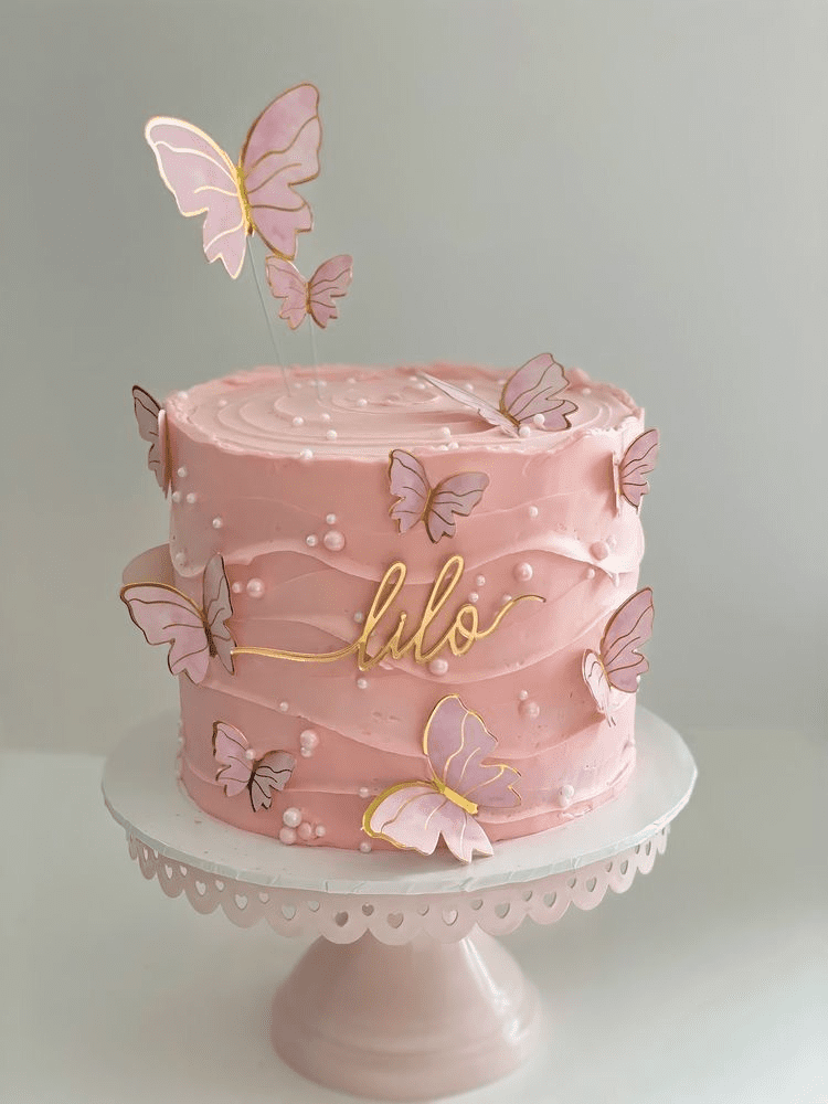 Elegant cake with minimalist design and small butterfly embellishment